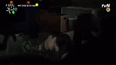 相信不少人都看的小鹿乱撞吧～(笑倒) 花絮中,在正式拍摄吻戏前,玄彬