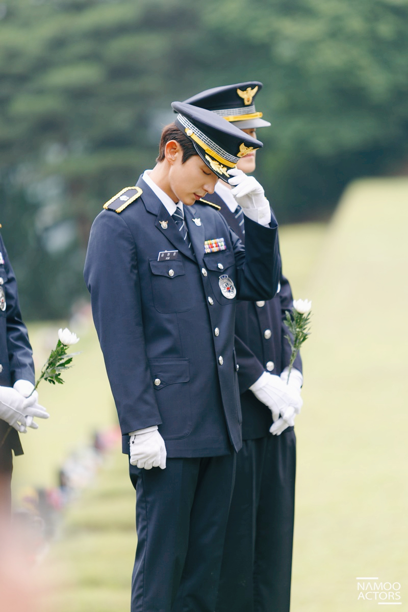 《犯罪心理》李准基侧拍照公开～哭戏都充满感染力!