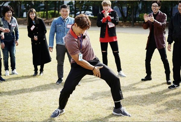 《running man》姜丹尼尔再现性感「摸大腿舞」,李光洙大长腿也要来