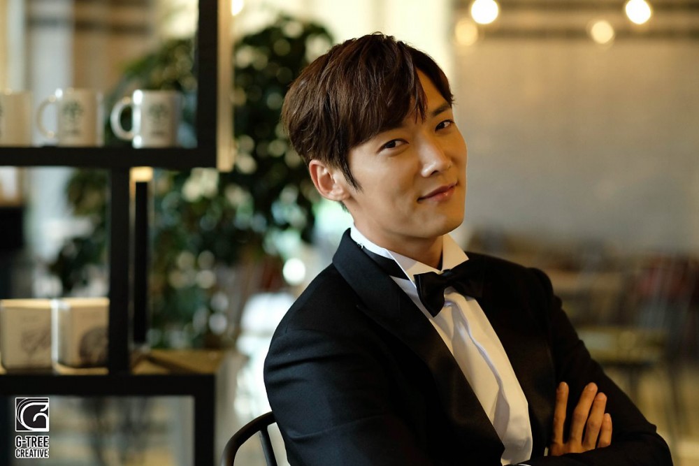 《马成的喜悦》崔振赫超心空花絮照 帅气西装造型化身晚宴中的霸道