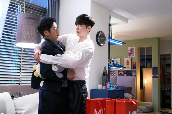 尹均相&丁海寅都为拍摄《罗曼史别册附录》的李钟硕送上咖啡车应援啦