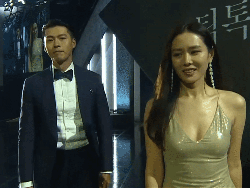 獲得男子&女子人氣獎的玄彬和孫藝珍同台領獎