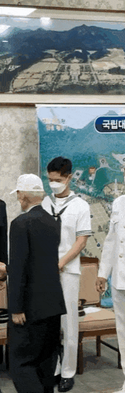 朴寶劍執勤近況曝光!海軍裝「帥到像拍戲」惹粉絲腦補外加感嘆:我男友穿都沒這感覺