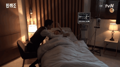 《黑道律師文森佐》結局花絮!宋仲基「兔子跳」撲向全汝彬接吻、還淚灑現場哭不停?!
