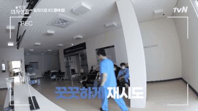韓劇《機智醫生生活2》曹政奭「連摔帶滾」慘樣竟得來拍手叫好?讓鄭敬淏等人無言笑翻~