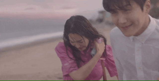兩人還淋著雨跑到了附近的海邊,忽然惠珍腦海裡閃過喝醉那天、一直沒想起的畫面