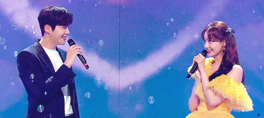 金宣虎&潤娥在2020年底的MBC歌謠大祭典上就相遇了!兩人受邀擔任主持人以外,還一起合作了表演舞台、演唱了韓劇《宮 野蠻王妃》的OST